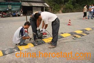 承接东莞道路减速带安装工程，专业厂家供应各类道路减速设备